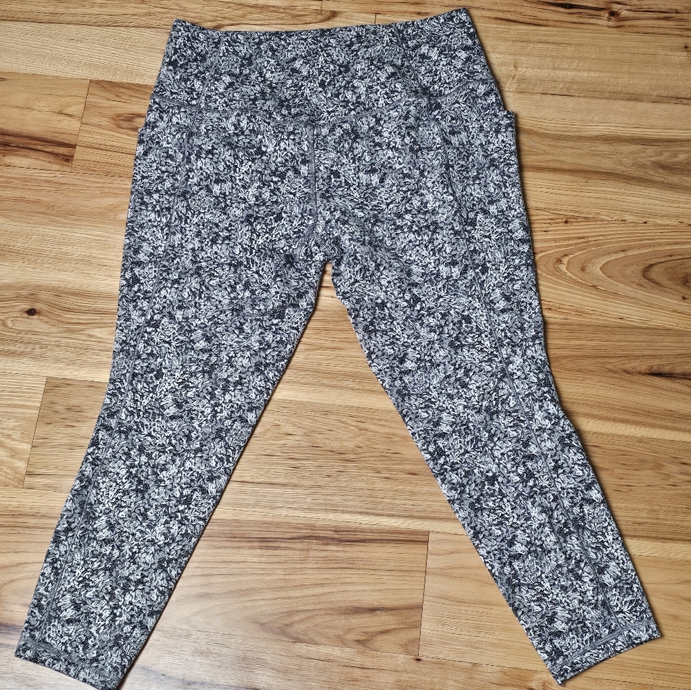 Athleta Salutation Stash Pocket II 7/8 Tight - Moonflower Black Size L Yoga - Picture 7 of 10